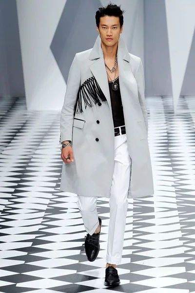 Look 16